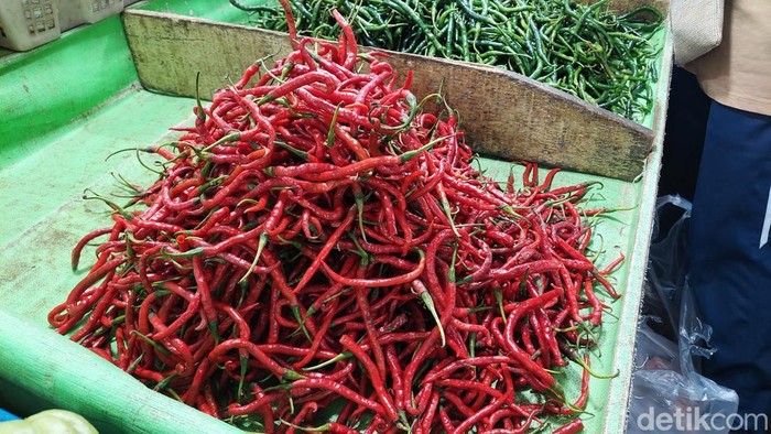 1761932434303-cabai-merah-mahal-di-riau-raja-adil-siregardetiksumut-1759841490337_169