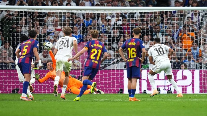 1761953099410-wojciech-szczesny-kylian-mbappe-el-clasico-laliga-liga-spanyol-barcelona-real-madrid-vs-barcelona-penalti-1761855171878_169