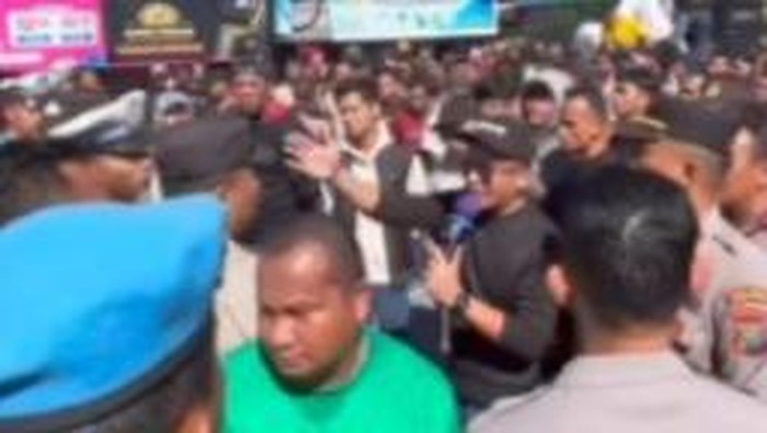 1761975612314-aksi-demo-di-tapanuli-tengah-dok-tangkapan-layar-1761972416471_169