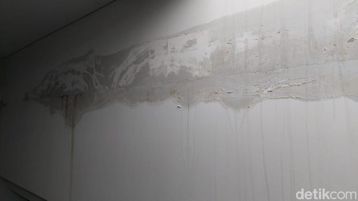 1761975725683-dinding-stasiun-manggarai-retak_169