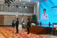 1762170186911-keterangan-foto-gubsu-bobby-nasution-saat-sambutan-usai-melantik-sulaiman-harahap-menjadi-pj-sekda-sumut-nizar-aldidetiksumut-1762153466528_169