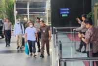 1762234888879-gubernur-riau-abdul-wahid-kaus-putih-adrialdetikcom-1762224110118_169