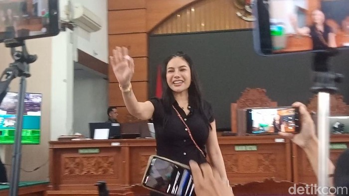 1762256651920-nikita-mirzani-1761639935277_169