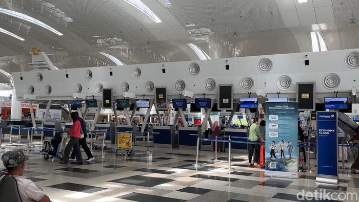 1762256711426-suasana-bandara-kualanamu-deli-serdang-sumut-usai-pesawat-saudia-airlines-mendarat-darurat-finta-rahyunidetiksumut-1750146663194_169