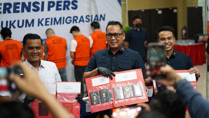 1762256722138-imigrasi-batam-deportasi-wna-bermasalah-di-batam-dok-imigrasi-1762244233627_169