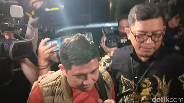 1762278063417-terjaring-ott-orang-kepercayaan-gubernur-riau-serahkan-diri-ke-kpk-adrialdetikcom-1762260684554_169