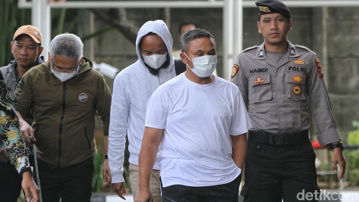 1762278074512-pakai-masker-gubernur-riau-abdul-wahid-tiba-di-gedung-kpk-usai-kena-ott-1762227394807_169