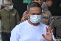 1762278251427-pakai-masker-gubernur-riau-abdul-wahid-tiba-di-gedung-kpk-usai-kena-ott-1762227394479_169