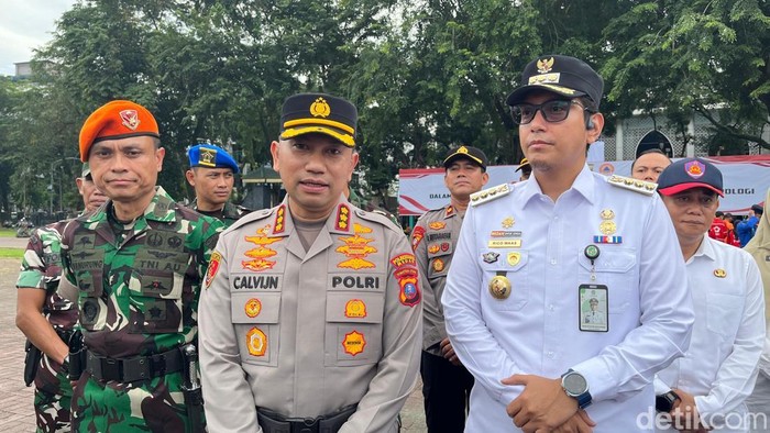 1762321346274-kapolrestabes-medan-kombes-jean-calvijn-simanjuntak-saat-diwawancarai-di-lapangan-benteng-medan-rabu-5112025-foto-finta-rahyun-1762312634986_169