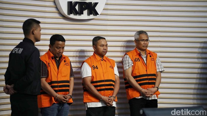 1762342858833-ditahan-kpk-gubernur-riau-abdul-wahid-pakai-rompi-oranye-dan-borgol-1762330930578_169