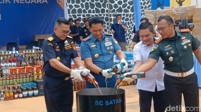 1762342907405-bea-cukai-batam-memusnahkan-barang-hasil-penindakan-kepabeanan-dan-cukai-periode-tahun-2025-foto-alamudin-hamapudetiksumut-1762329047854_169