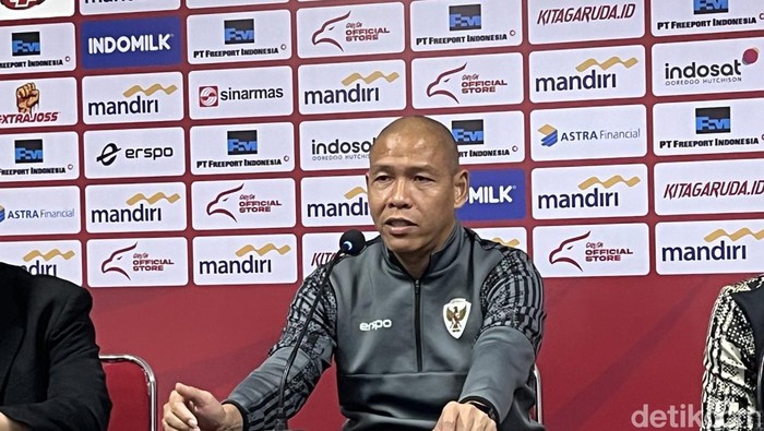 1762343126322-head-coach-timnas-indonesia-u17-nova-arianto-dalam-jumpa-pers-seusai-laga-melawan-timnas-u17-india-di-gianyar-minggu-2582024-m_169