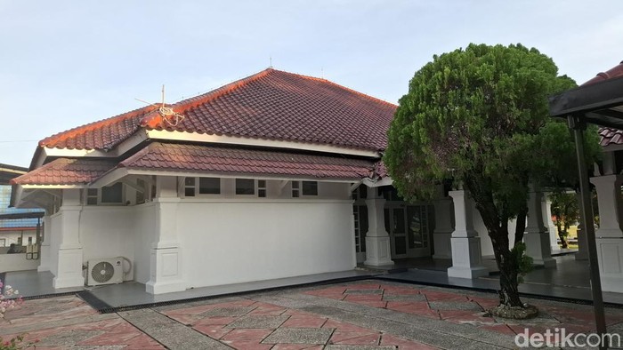 1762364478064-gedung-diduga-kafe-tempat-gubernur-riau-abdul-wahid-ditangkap-raja-adil-siregardetiksumut-1762341836813_169