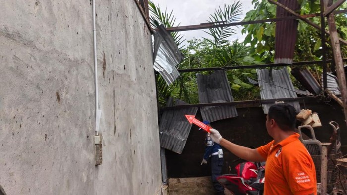 1762364488706-petugas-melakukan-olah-tkp-di-lokasi-ledakan-tabung-oksigen-di-desa-gampa-kecamatan-johan-pahlawan-aceh-barat-dok-polres-aceh--1762338958352_169