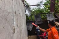 1762364526563-petugas-melakukan-olah-tkp-di-lokasi-ledakan-tabung-oksigen-di-desa-gampa-kecamatan-johan-pahlawan-aceh-barat-dok-polres-aceh--1762338958352_169