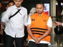 1762385005922-langkah-gubernur-riau-menuju-mobil-tahanan-usai-ditetapkan-tersangka-1762338291087_43