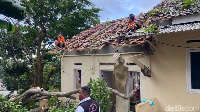 1762407929971-salah-satu-rumah-warga-di-bandar-lampung-rusak-setelah-diterjang-angin-puting-beliung-1745471299136_169