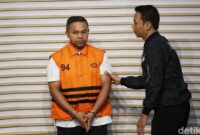 1762408064200-ditahan-kpk-gubernur-riau-abdul-wahid-pakai-rompi-oranye-dan-borgol-1762330930302_169