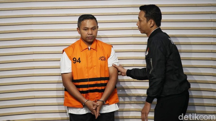 1762408064200-ditahan-kpk-gubernur-riau-abdul-wahid-pakai-rompi-oranye-dan-borgol-1762330930302_169