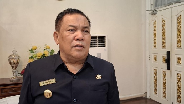 1762429664563-gubernur-riau-sf-hariyanto-raja-adil-siregardetikcom_169