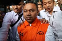 1762429675211-langkah-gubernur-riau-menuju-mobil-tahanan-usai-ditetapkan-tersangka-1762338291282_169