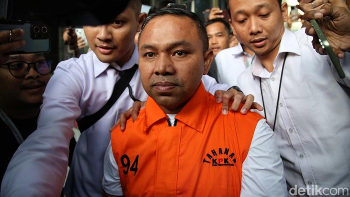 1762429675211-langkah-gubernur-riau-menuju-mobil-tahanan-usai-ditetapkan-tersangka-1762338291282_169