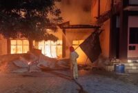 1762429690851-petugas-saat-memadamkan-api-yang-membakar-pesantren-babul-maghfirah-aceh-besar-foto-dok-pemadam-kebakaran-aceh-besar-1762416108345_169