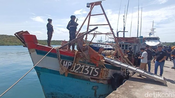 1762429728453-kkp-tangkap-kapal-ikan-berbendera-vietnam-di-perairan-natuna-utara-kepri-foto-alamudin-hamapudetiksumut-1762413341949_169