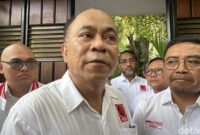 1762494459378-budi-arie-dan-relawan-projo-menyambangi-jokowi-di-kediaman-sumber-solo-jumat-24102025-1761288777542_169