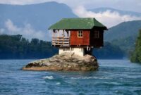 1762494589139-aneh-7-rumah-ini-lokasinya-bikin-geleng-geleng_169