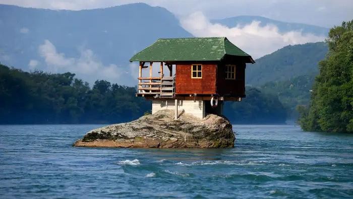 1762494589139-aneh-7-rumah-ini-lokasinya-bikin-geleng-geleng_169