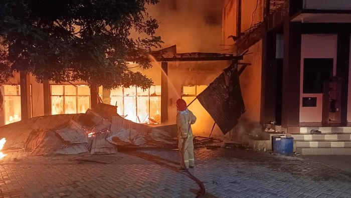 1762494700523-petugas-saat-memadamkan-api-yang-membakar-pesantren-babul-maghfirah-aceh-besar-foto-dok-pemadam-kebakaran-aceh-besar-1762416108345_169