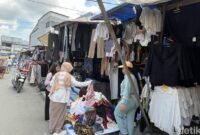 1762515714017-pembeli-saat-melihat-lihat-baju-bekas-di-pasar-sambu-medan-kartika-saridetiksumut-1762509895237_169
