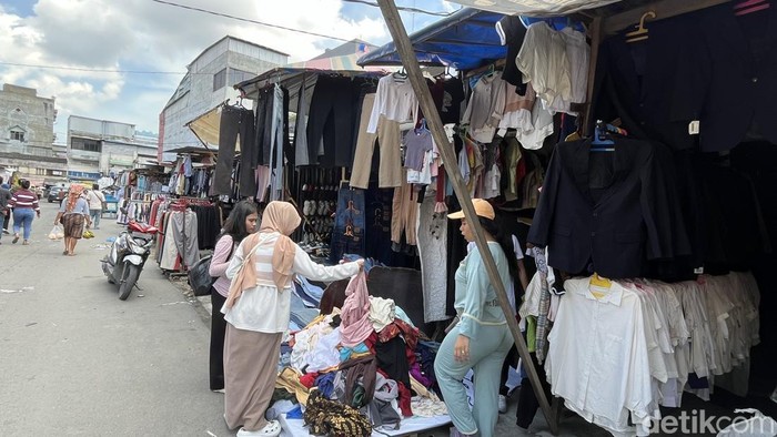 1762515714017-pembeli-saat-melihat-lihat-baju-bekas-di-pasar-sambu-medan-kartika-saridetiksumut-1762509895237_169
