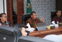 1762515823901-sekda-batam-firmansyah-saat-mengikuti-entry-meeting-pemeriksaan-terinci-bpk-atas-kepatuhan-belanja-daerah-2025-di-kantor-wali--1762498468764_169