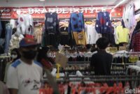 1762515891459-geliat-pasar-pakaian-bekas-di-tengah-bayang-larangan-impor-pemerintah-1761209890850_169