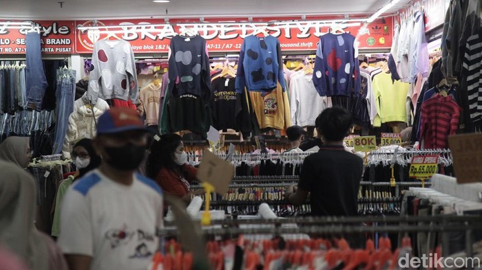 1762515891459-geliat-pasar-pakaian-bekas-di-tengah-bayang-larangan-impor-pemerintah-1761209890850_169