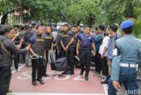 1762537140223-pasca-tragedi-ledakan-di-sman-72-warga-ramai-datangi-lokasi-kejadian-1762515878777_169