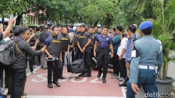 1762537140223-pasca-tragedi-ledakan-di-sman-72-warga-ramai-datangi-lokasi-kejadian-1762515878777_169