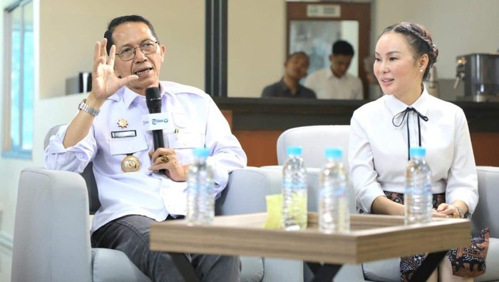 1762580208474-keterangan-foto-wali-kota-amsakar-achmad-dan-wakil-wali-kota-li-claudia-berkomitmen-dalam-meningkatkan-pelayanan-dasar-air-ber-1762574211691_169