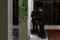 1762580223265-tim-gegana-dan-jibom-polri-sisir-masjid-sman-72-usai-ledakan-1762517568584_43