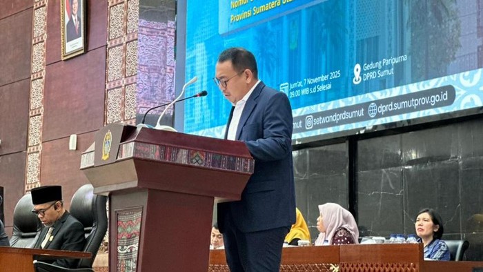 1762580231091-keterangan-foto-anggota-f-pdip-dprd-sumut-franky-partogi-wijaya-sirait-saat-membacakan-pemandangan-umum-di-paripurna-dok-f-pdi-1762569622313_169