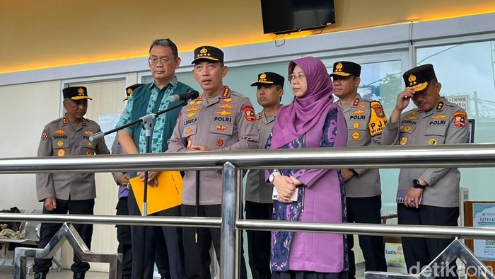 1762601925465-kapolri-jenderal-listyo-sigit-prabowo-menjenguk-korban-ledakan-di-sman-72-kelapa-gading-jakarta-utara-masih-dirawat-di-rs-rumo-1762584160119_169
