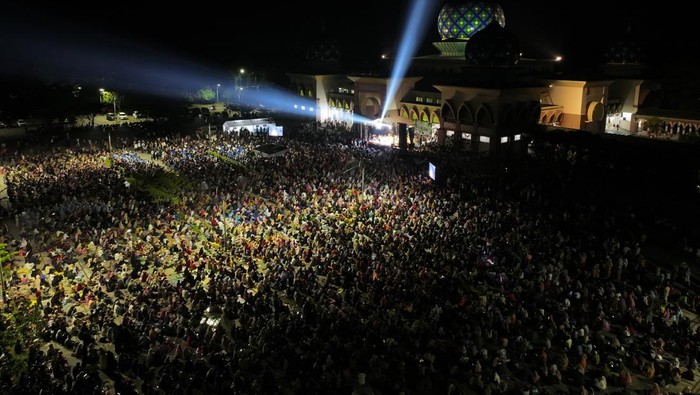 1762601981387-foto-potret-afni-mendampingi-uas-dalam-tabligh-akbar-dan-penampakan-lautan-jemaah-dok-pemkab-siak-1762589641694_169