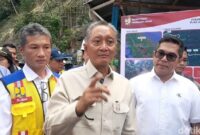 1762602115504-keterangan-foto-menteri-pu-dody-hanggodo-bersama-anggota-dpr-ri-muhammad-lokot-nasution-meninjau-penanganan-longsor-di-jalur-m-1762578446421_169