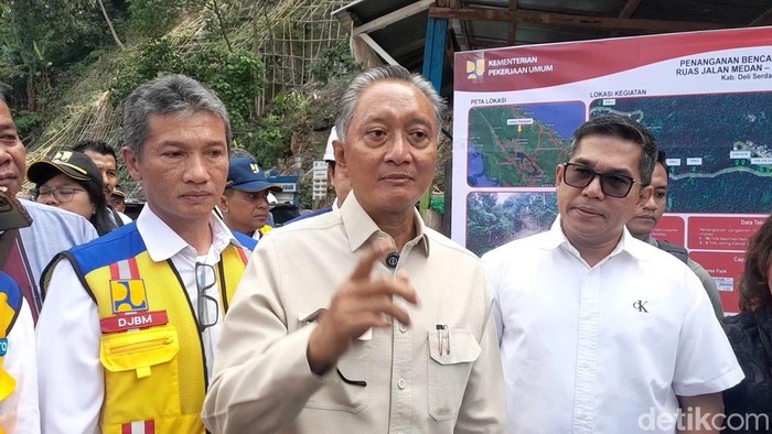 1762602115504-keterangan-foto-menteri-pu-dody-hanggodo-bersama-anggota-dpr-ri-muhammad-lokot-nasution-meninjau-penanganan-longsor-di-jalur-m-1762578446421_169