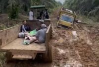 1762623707265-jenazah-warga-jambi-yang-diangkut-dengan-mesin-traktor-1762575202212_169