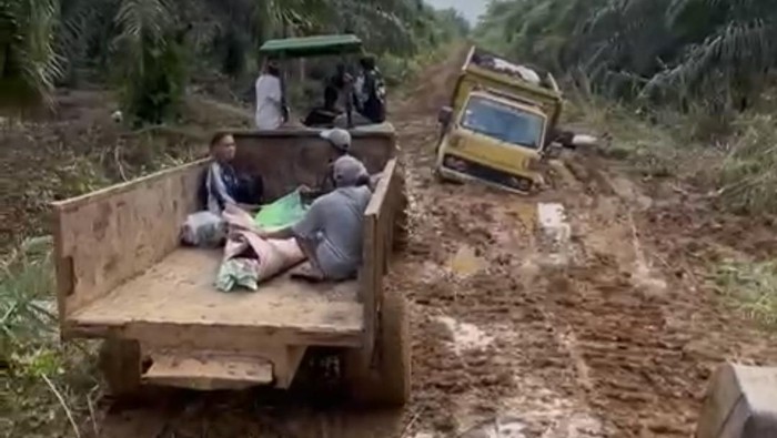 1762623707265-jenazah-warga-jambi-yang-diangkut-dengan-mesin-traktor-1762575202212_169