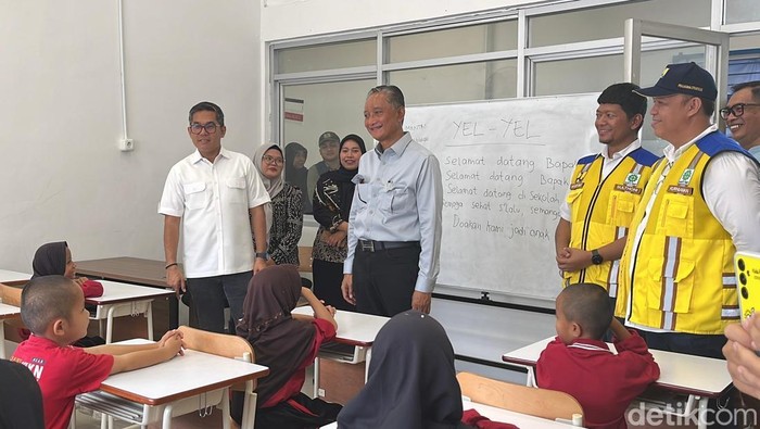 1762688454269-menteri-pu-dody-saat-mengunjungi-sekolah-rakyat-terintegrasi-srt-30-medan-di-balai-pelatihan-vokasi-dan-produktivitas-bpvp-kem-1762680881346_169
