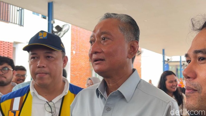 1762688476380-menteri-pekerjaan-umum-dody-hanggodo-saat-diwawancarai-di-sekolah-rakyat-terintegrasi-srt-30-medan-minggu-911-finta-rahyunidet-1762675240936_169